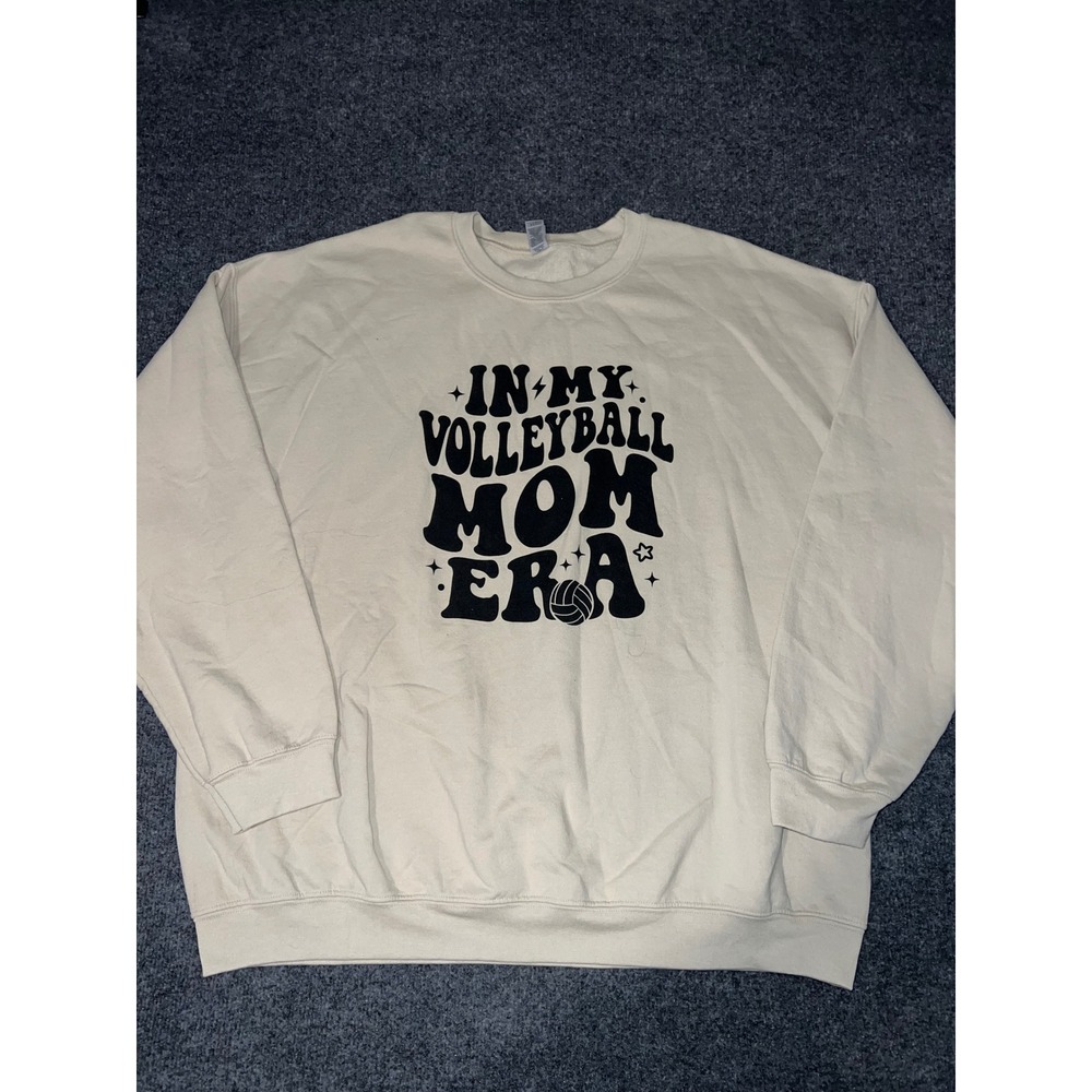 Gildan In My Volleyball Mom Era Sweatshirt 2XL Sand Tan Graphic Pullover